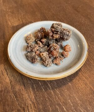 Myrra (myrrh) på en tallerken