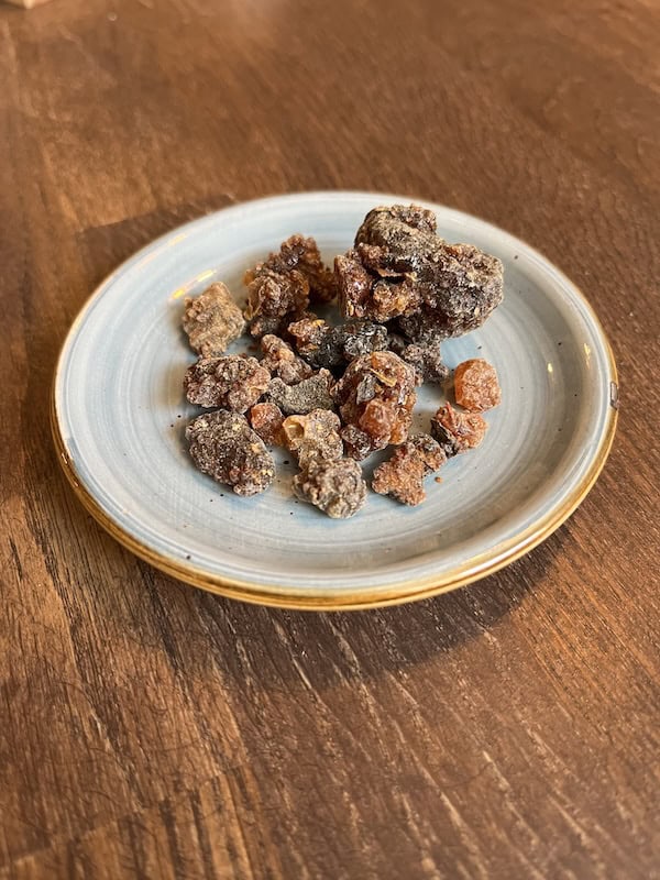 Myrra (myrrh) på en tallerken