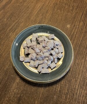 Rose frankincense på en tallerken.