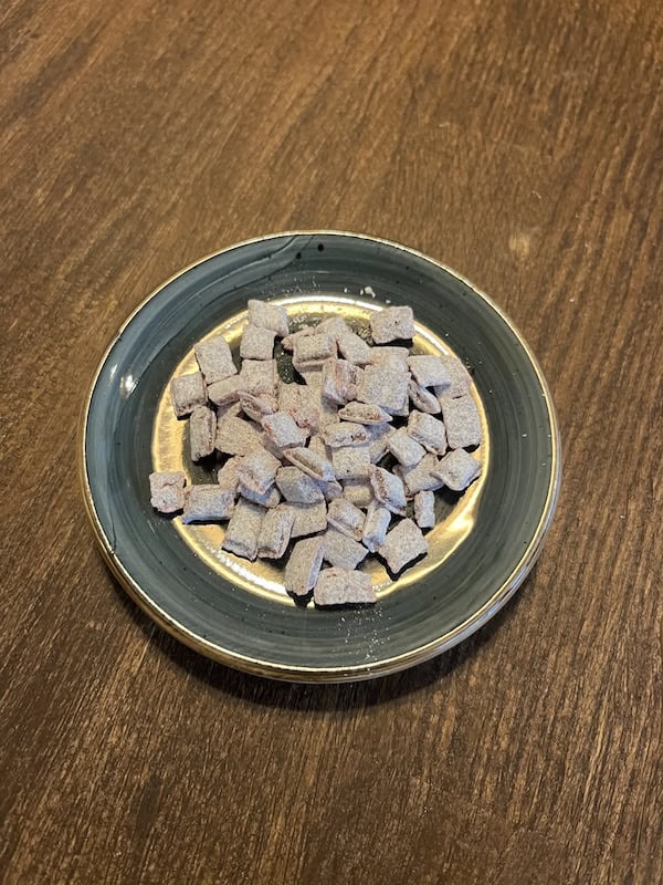 Rose frankincense på en tallerken.